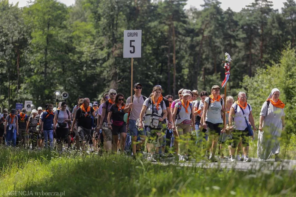 Шлях віри та сили: чому тисячі людей щороку вирушають у піше паломництво до Ченстохови, залишаючи роботу та дім